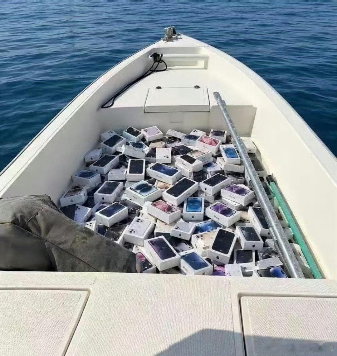 #客服回应大量iPhone漂浮海面#就算真的流入市场了，也不会卖到咱们这来，这种泡水的，而且还是捡的的价格会相对很低廉，估计在打捞地本土就已经抢完了！[笑cry] ​