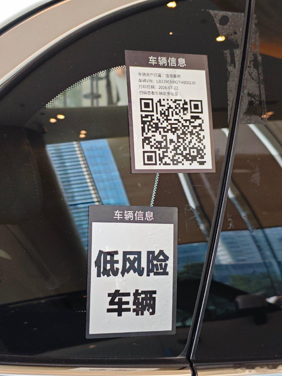 这是在搞测试车展览？车牌全是开发代号[doge]
吉利银河E5：E245-A2
吉利银河战舰700：KO11
吉利银河星舰7 EV：E145  ​