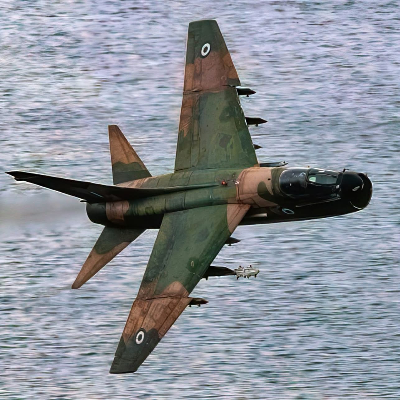 A-7“海盗II”这款攻击机，完全是美军当年为了填补A-6攻击机的成本缺口搞出来的“经济适用款”，从F-8战斗机改壳子改出来，最大起飞重量19吨，单发推力不到7吨，却能挂6吨多弹药，低空投弹的稳准程度在越战后期直接把A-4的活抢了大半。
最绝的是它的皮实程度，海湾战争里有架A-7被肩扛式导弹炸掉半侧