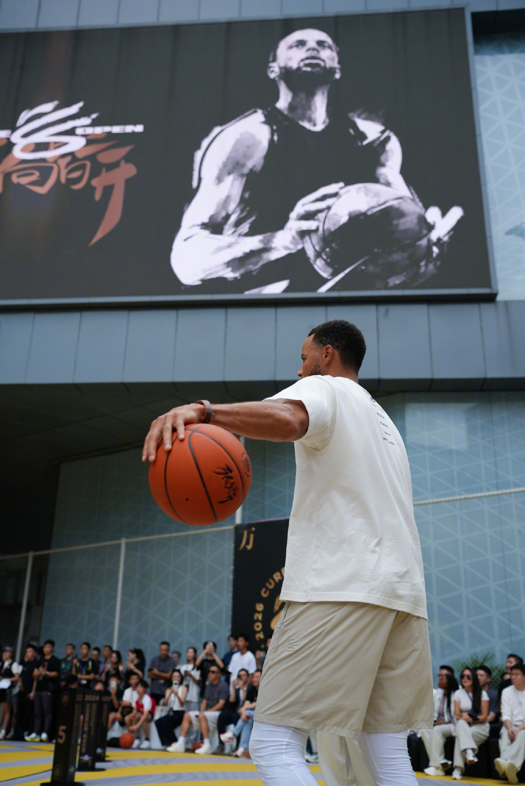 库里在深圳，留下属于他的足迹👣🏀

#2026库里中国行##金州勇士[超话]# ​