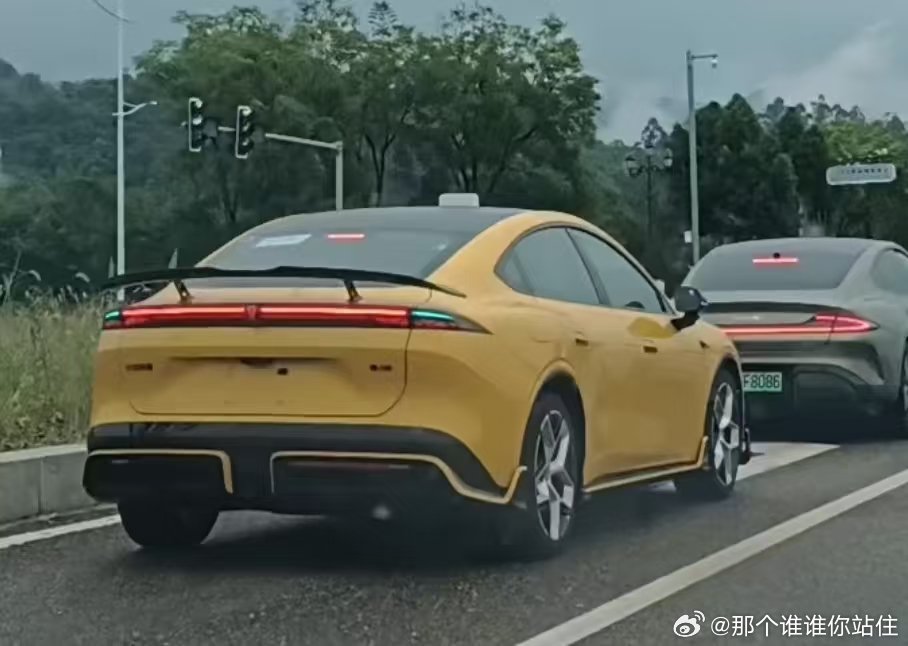 远远看到这么台车，亮黄色特别扎眼，车尾装了个大尾翼，后包围看着很有攻击性，轿跑样子，一眼就很吸睛。这样的外观比较适合年轻人吧。#深蓝l06# ​