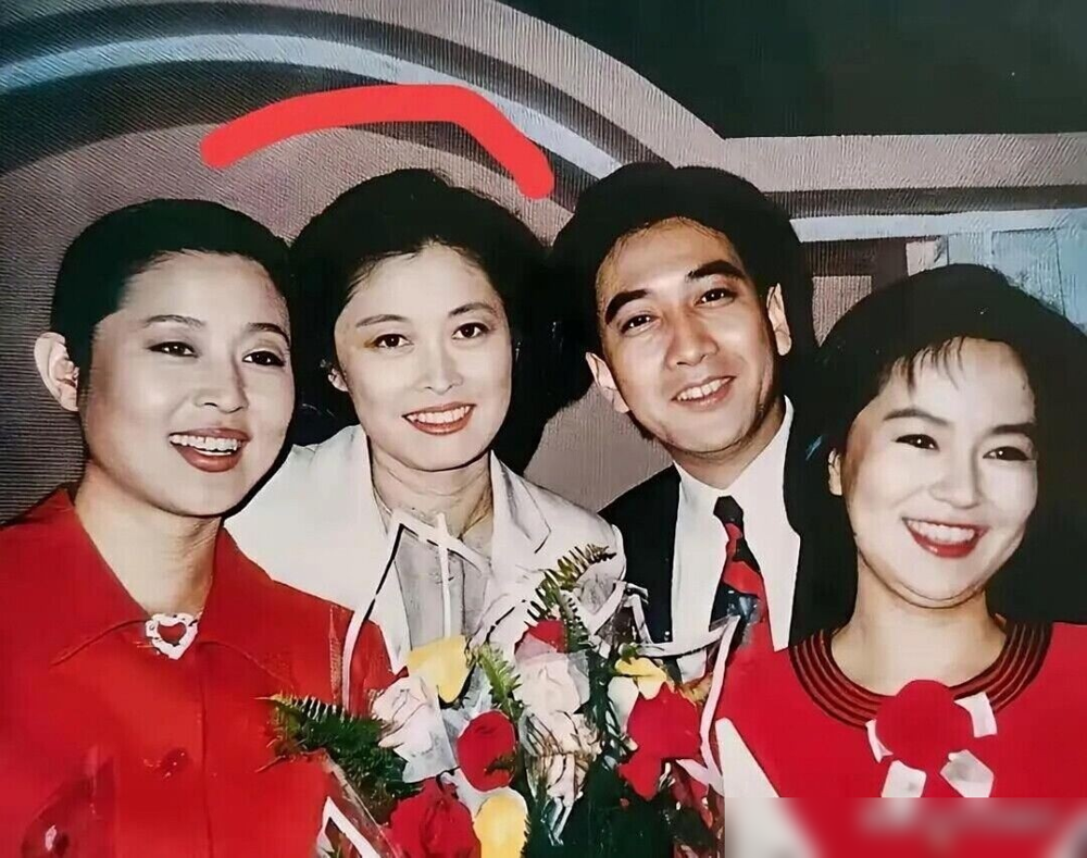 敬一丹在央视干了27年，最后一期《焦点访谈》，愣是没说再见。
40岁才接手《焦点访谈》，坐了20年主播台。退休那天是2015年4月30号，播完，没按惯例收尾，对着镜头深深鞠了一躬，转身走了。
更早之前，1993年她就主持了国内头一个以个人命名的节目《一丹话题》。连续三届金话筒奖，跟白岩松搭档《感