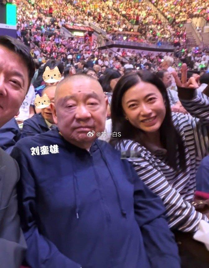 “大刘”刘銮雄和弟弟“细刘”刘銮鸿一起现身谭咏麟的演唱会👇（甘比也在）

（兄弟俩前几天已经看了谭咏麟巡回演唱会的第一场，昨晚又一起看了第六场） ​