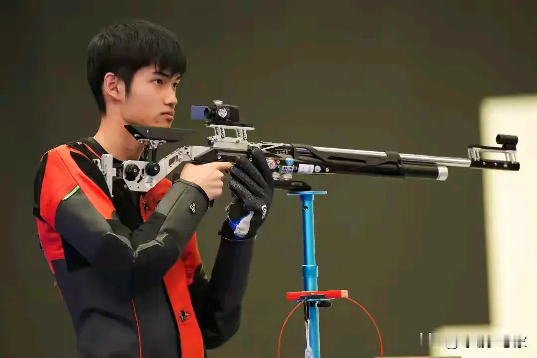 盛李豪不愧为射击界的天才，继以打破世界纪录的成绩获得十米气步枪团体冠军后，又在个人十米气步枪以打破亚洲纪录的优异成绩再次蝉联亚运会冠军。盛李豪也是集奥运会，世界杯，世锦赛，亚洲杯，亚运会，全运动于一身的全满贯射击选手，今年才满22岁的盛李豪，可谓少年老成，弹无虚发，在十米气步枪这个项目上真是一枝独秀