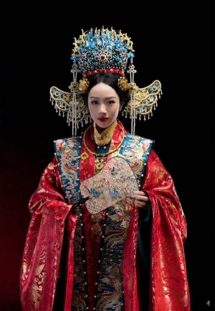 吴尊晒出女儿Neinei的全新写真大片！为澳华历史博物馆中国传统服饰展拍摄宣传海报，Neinei一身华丽明制婚服，精致凤冠霞帔上身，端庄温婉，贵气十足。

这次拍摄她还解锁铠甲巾帼造型，一柔一刚反差感惊艳众人。看到女儿精彩的演绎，吴尊满心骄傲，还幽默喊话，自己会一辈子守护女儿，满满的父爱直接溢出屏幕
