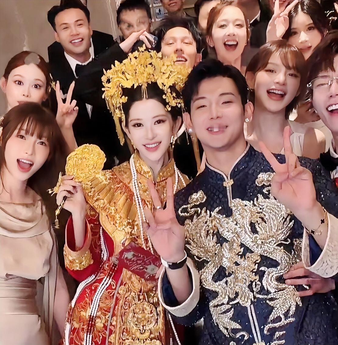梅尼耶结婚，痞幼直接当伴娘。还记得当年他俩疯狂炒CP，全网都在磕。这下算是看明白了，互联网很多氛围感，终究是剧本演绎上热门 爆料 热门 娱乐