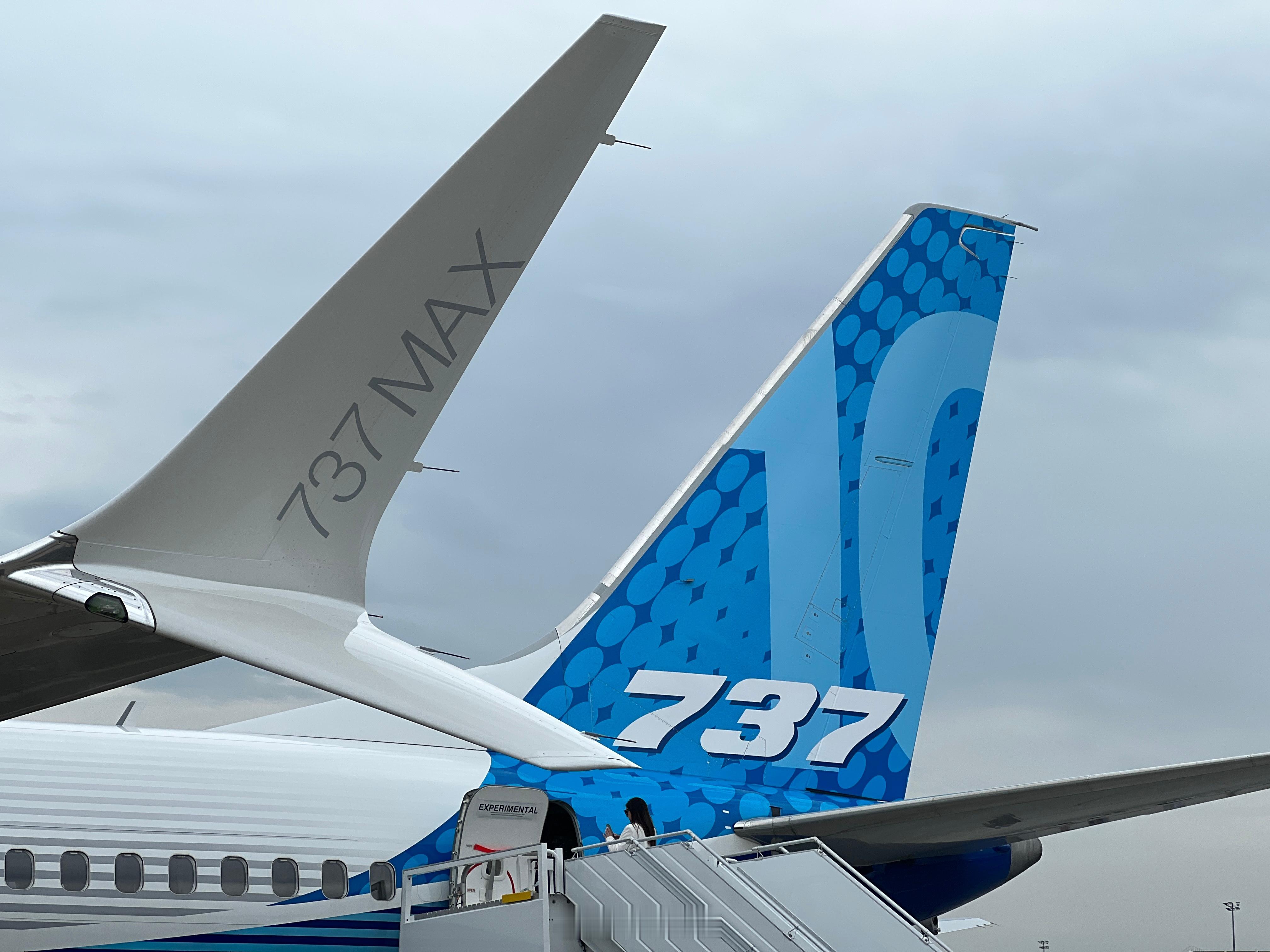 【737 MAX 10认证工作再受阻】美国联邦航空管理局FAA周一表示，在波音解决一个新近披露的软件问题之前，将暂缓对波音737 MAX 10进行认证。按照此前的报道，737 MAX 10原本很有希望在年内取证。

波音在上周六披露一项影响部分737 MAX飞机的软件问题，可能导致飞行员在某一种特定的着陆场景下无法使用自 ​