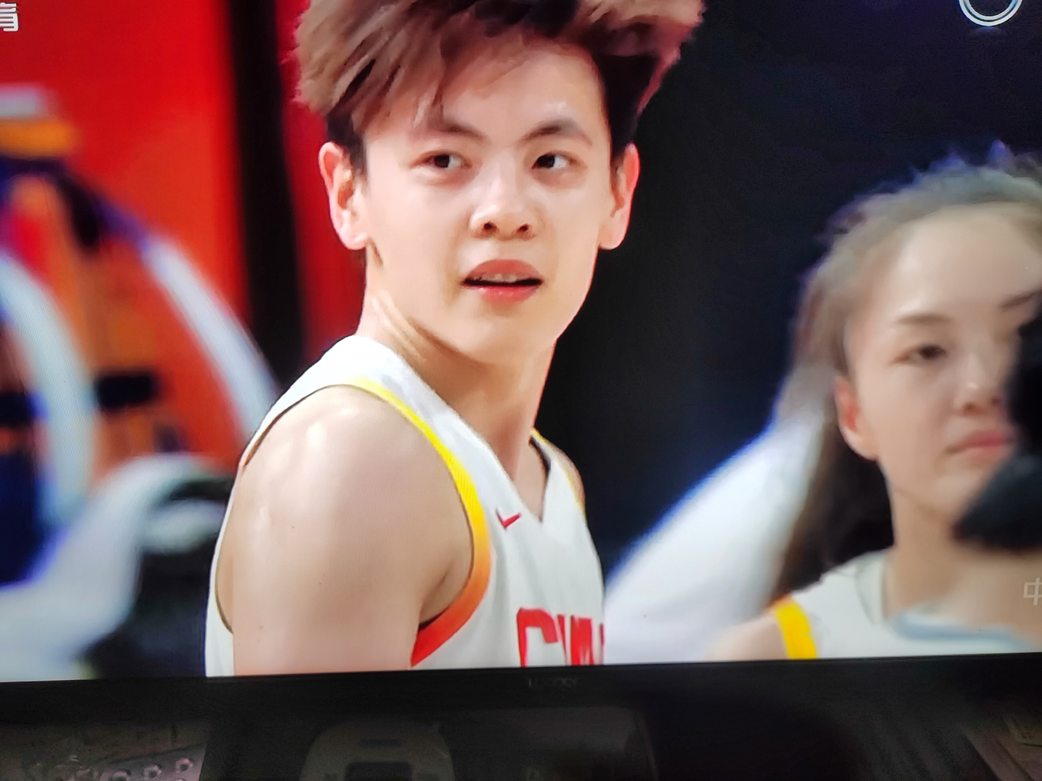 80‑85 憾负韩国！三分 13 投 0 中，18 次失误，女篮交出现实一课

刚刚结束的亚运会女篮半决赛中，中国女篮80：85不敌韩国女篮无缘决赛。
客观地说，这场比赛中国女篮输球不亏。本场比赛韩国女篮打的是真快，三分球投的是真准，几乎人人能投。相反，中国女篮全场三分球13投0中，而且还有高达18