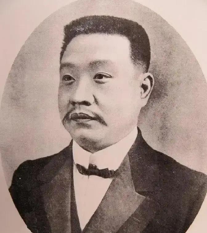 丢了美人，又丢了江山！1923年孙中山要将小姨子宋美龄许配给谭延闿，没想到被他直接拒绝，不仅如此，他还将黄埔军校校长的职位让给了蒋介石。
谭延闿在纸上写完“陆军军官学校”最后一笔，墨迹未干，便有人来报，宋家二小姐的车已到府门前。他搁下笔，对来人摆摆手：“请她客厅稍候，我换件衣服。”
宋美龄坐在客厅里