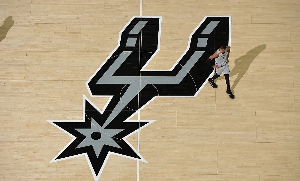 NBA季后赛西决G1，马刺鏖战两个加时以122-115战胜雷霆，大比分...