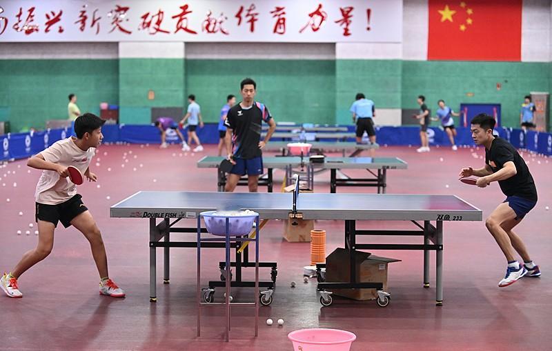 中国男乒未来的发展方向是什么有一个情况需要关注，樊振东出走，到欧洲后找到了乐趣。王楚钦说他现在失去了动力。这说明国乒日复一日的封闭训练让人渐渐远离享受比赛，背上越来越重的责任和身心疲惫。这个需要得到根本改变，才是未来男乒最重要的发展方向。