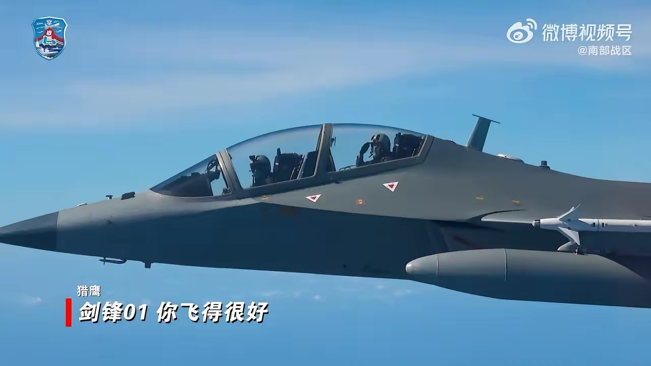 菲律宾看懵：上千架重型战机不用，黄岩岛警巡为何出动教练‑10
 
9月2日，南部战区组织海空兵力在黄岩岛周边海空域开展战备警巡，针对闯入空域的菲律宾小型飞行器实施警告驱离。这次执行空中处置任务的，是教练‑10高级教练机。
 
不少人感到疑惑，我军拥有规模庞大的歼‑16、歼‑11系列重型战斗机，上千架