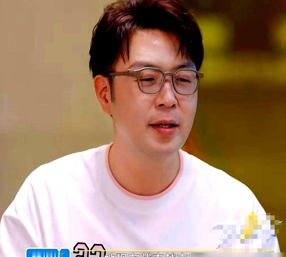 五年前被全网骂“别碰瓷谢娜”，现在倒成了量新人的尺子。

杜海涛最近评价沈梦辰，说她现在接活儿让人心里踏实。这话算是婚姻里最硬的情话了。想想五年前金鹰奖采访杨紫，提词器卡壳、嘴瓢、控不住场，评论区满屏的群嘲。

这中间她硬是生啃了一千多场直播。

如今变成大型晚会的固定班底，稳稳压住场。从全网黑到让
