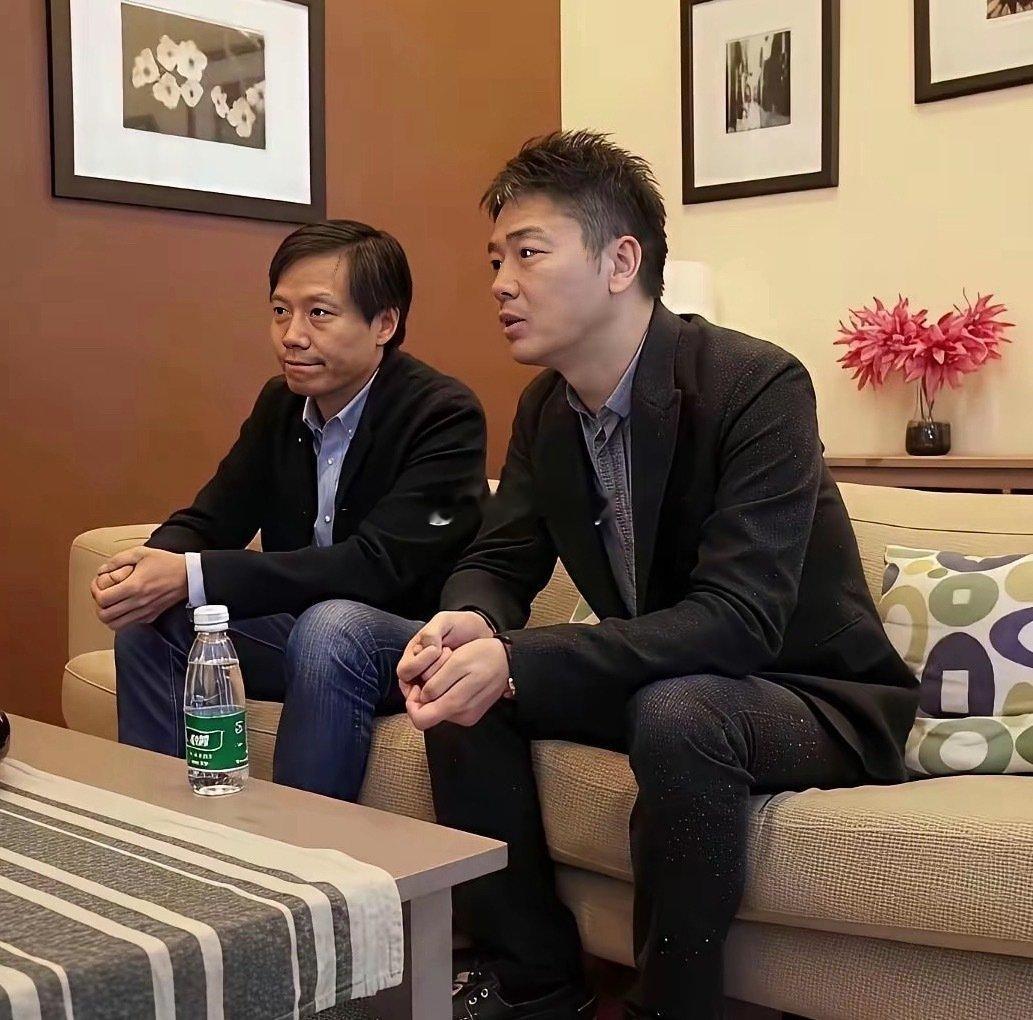 2015年，刘强东拜见雷军，两人都处于艰难创业阶段，面前一瓶矿泉水、松塌软垮的旧沙发上，一见如故相谈甚欢 ​​​