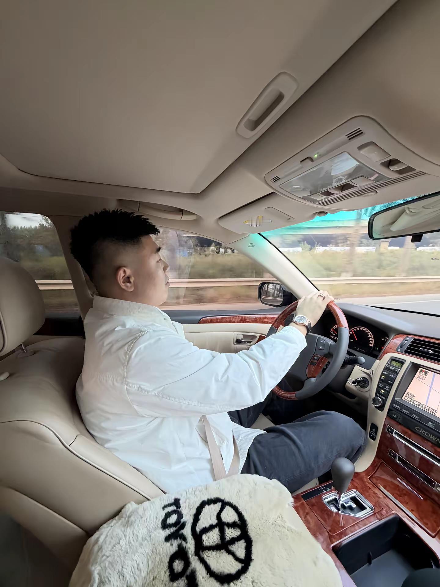 自从买了它之后 迈巴赫已经吃灰了 车在我门口谁能帮溜下车………