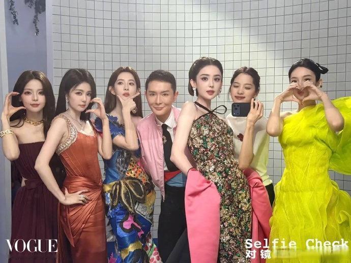 哇，女明星大合照来了，你一眼看到了谁?
白鹿、杨超越、孟子义、古力娜扎、周也、欧阳娜娜。 ​