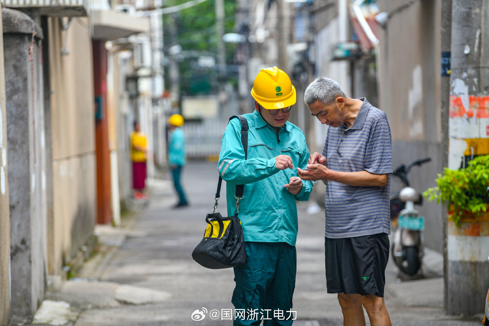 #浙江电网全面迎战台风“沙德尔”#【用电安全宣贯 护航民生用电】8月26日，员工来到东门社区，向城中村居民及沿街商户宣贯台风天气安全用电知识，发放辖区供电所抢修联系卡，保障群众用电安全可靠。 ​