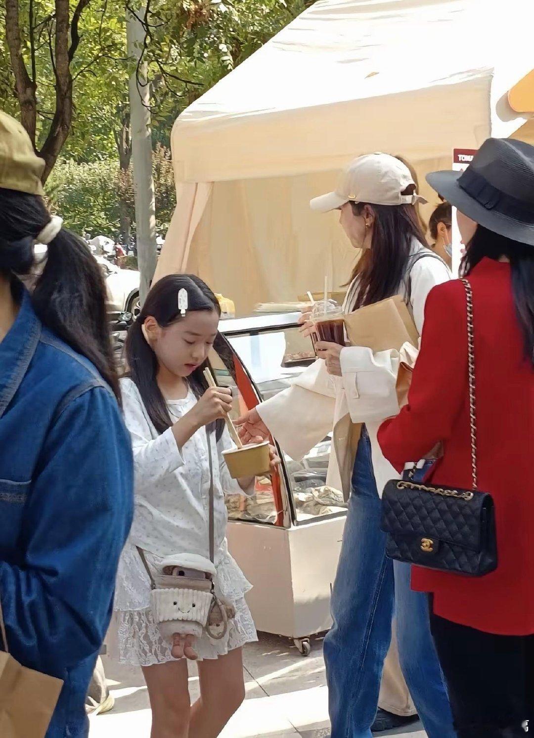 董璇母女现身北京韩国集市，小酒窝性格大大方方，才10岁就有一堆粉丝了，妥妥的星二代顶流预备役！ ​