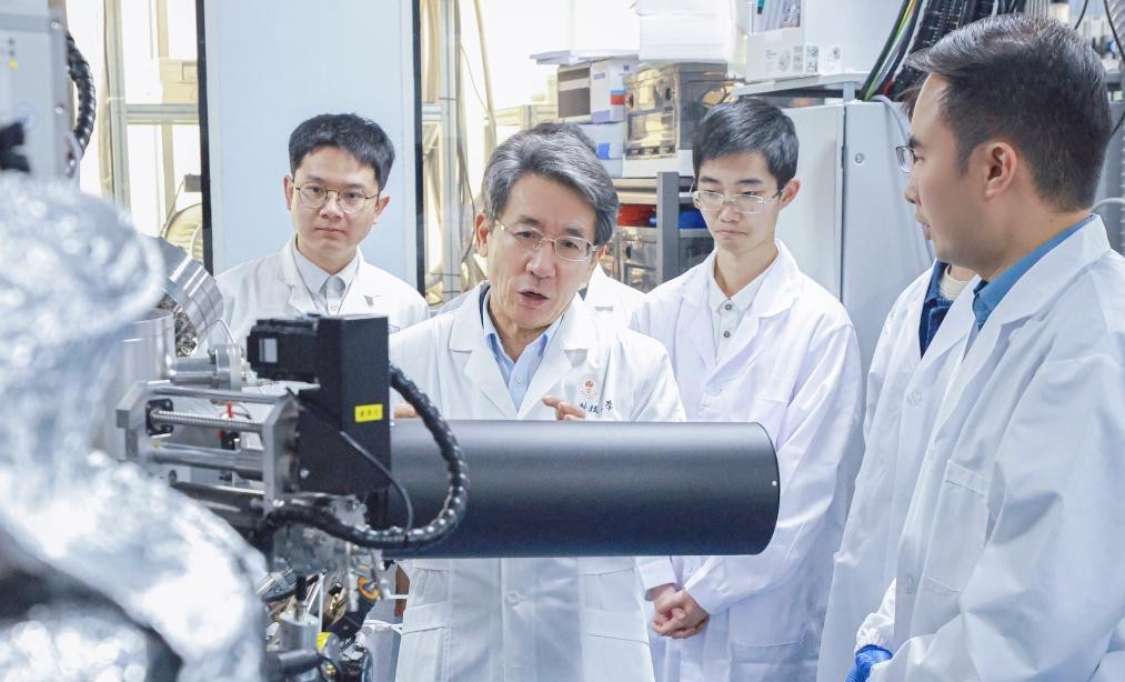 2026诺贝尔物理学奖揭晓，82岁的弗朗西斯·哈尔岑独享1200万瑞典克朗奖金，他在南极冰层下埋了四十年的中微子望远镜，终于把宇宙最隐秘的信号捞了上来。薛其坤校长没出现在名单上，但他手里那张牌才打了十三年——量子反常霍尔效应2013年才发表，放在诺奖动辄二三十年的等待周期里，连热身都不算完。大众替他