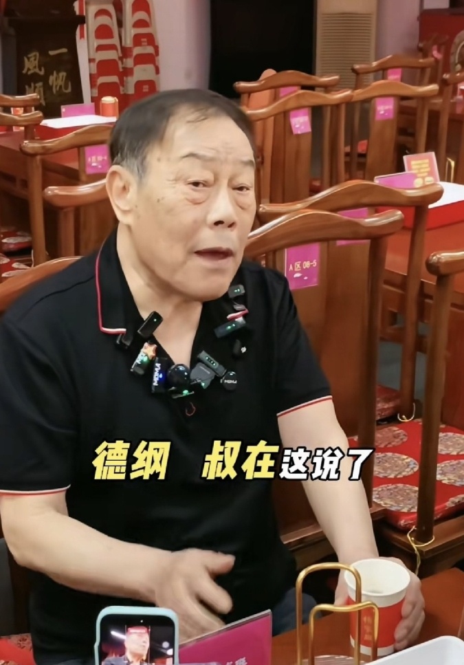这下相声圈又炸锅了！

2026年9月6日，娱乐博主德云逗笑哥侃大山曝出了杨少华长子、杨议亲大哥杨威的公开喊话内容，一番表态直接戳中了相声圈的敏感点，引发网友剧烈争议，两边吵得停不下来。

真正让人吵起来的，未必是杨威要不要帮郭德纲办纲丝节，而是他的身份，太特殊了。

杨少华的长子，杨议的亲大哥，偏