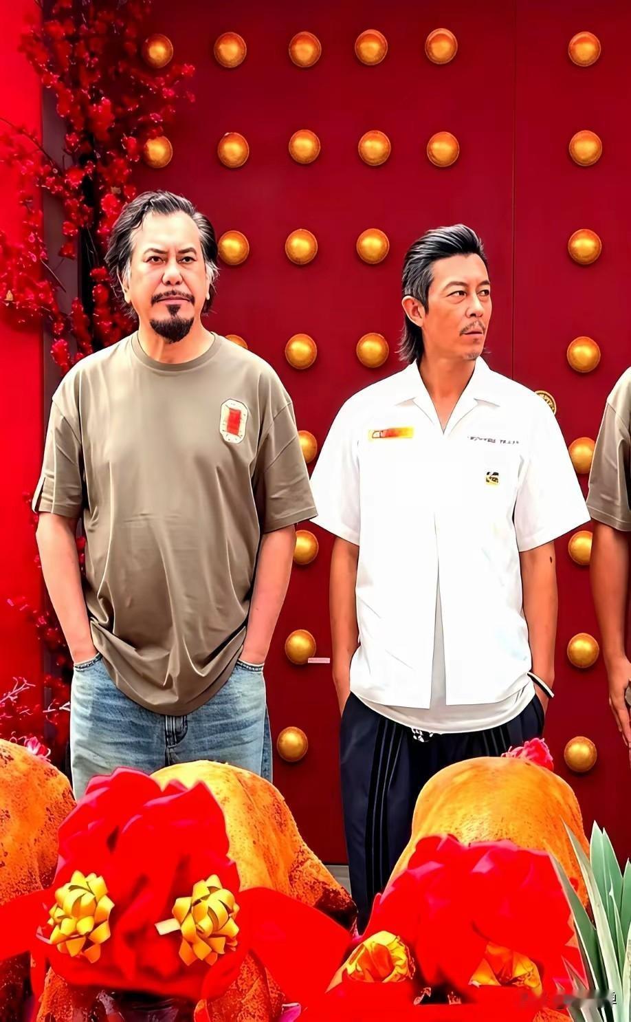 “渣男”与“港毒”同流合污拍电演！

可一场开机仪式，倒让人看到合作里最微妙的地方：一起拍戏，不代表每个人都认同同一种表达。有说法认为，黄秋生没有参加祭拜仪式，陈冠希等导演、制片人在场，双方的态度形成了鲜明对照。

这部据称在马来西亚开拍的《神马庙》，还没谈上映，开机时的这一幕就先成了焦点。电影最终