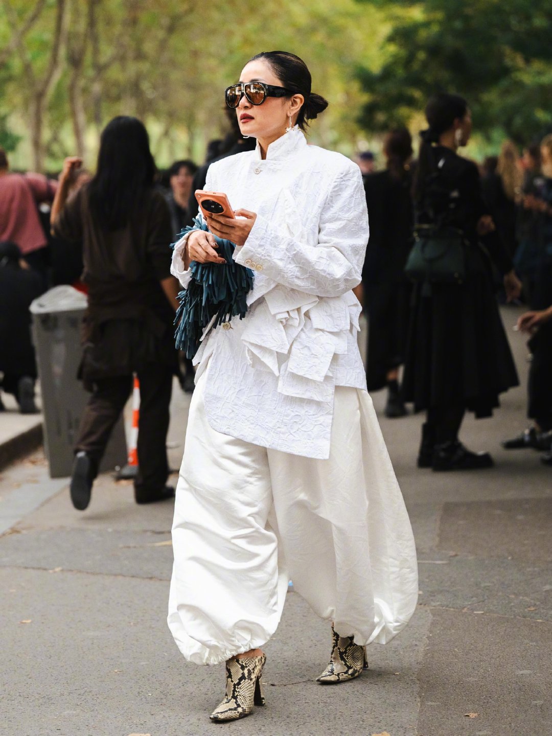 川久保玲COMME des GARÇONS 2027 春夏系列发布秀———秀场外街拍。欢乐十足！[偷笑][笑而不语]🌸🌿🌼🍃#时装周##春夏时装周##大秀直击# ​
