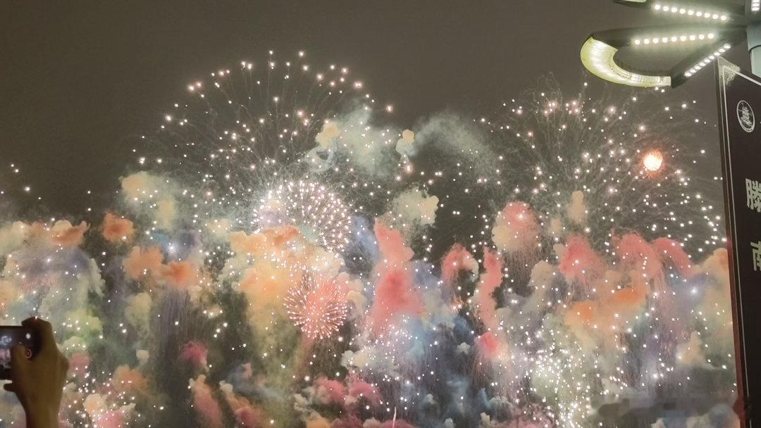 今年国庆去南昌看了烟花🎆 好看诶 就是人亿点点多[开摆] ​