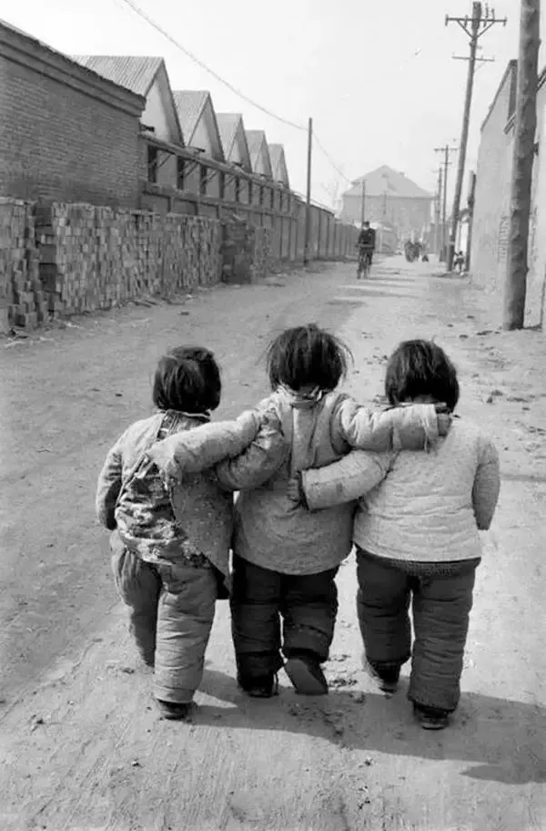 1957年，北京，街上三个小孩。马克•吕布/摄。