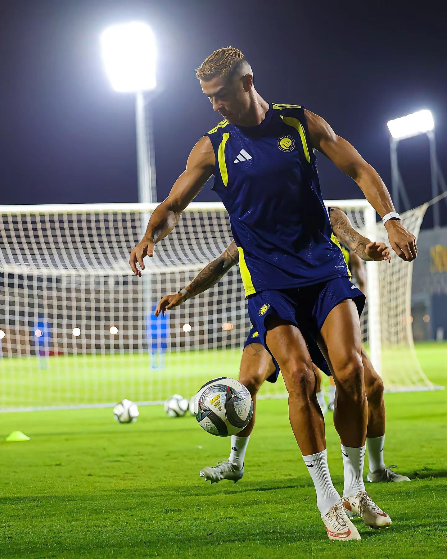 克里斯蒂亚诺·罗纳尔多（Cristiano Ronaldo）保持着高强度的训练最喜欢的球星c罗训练日常