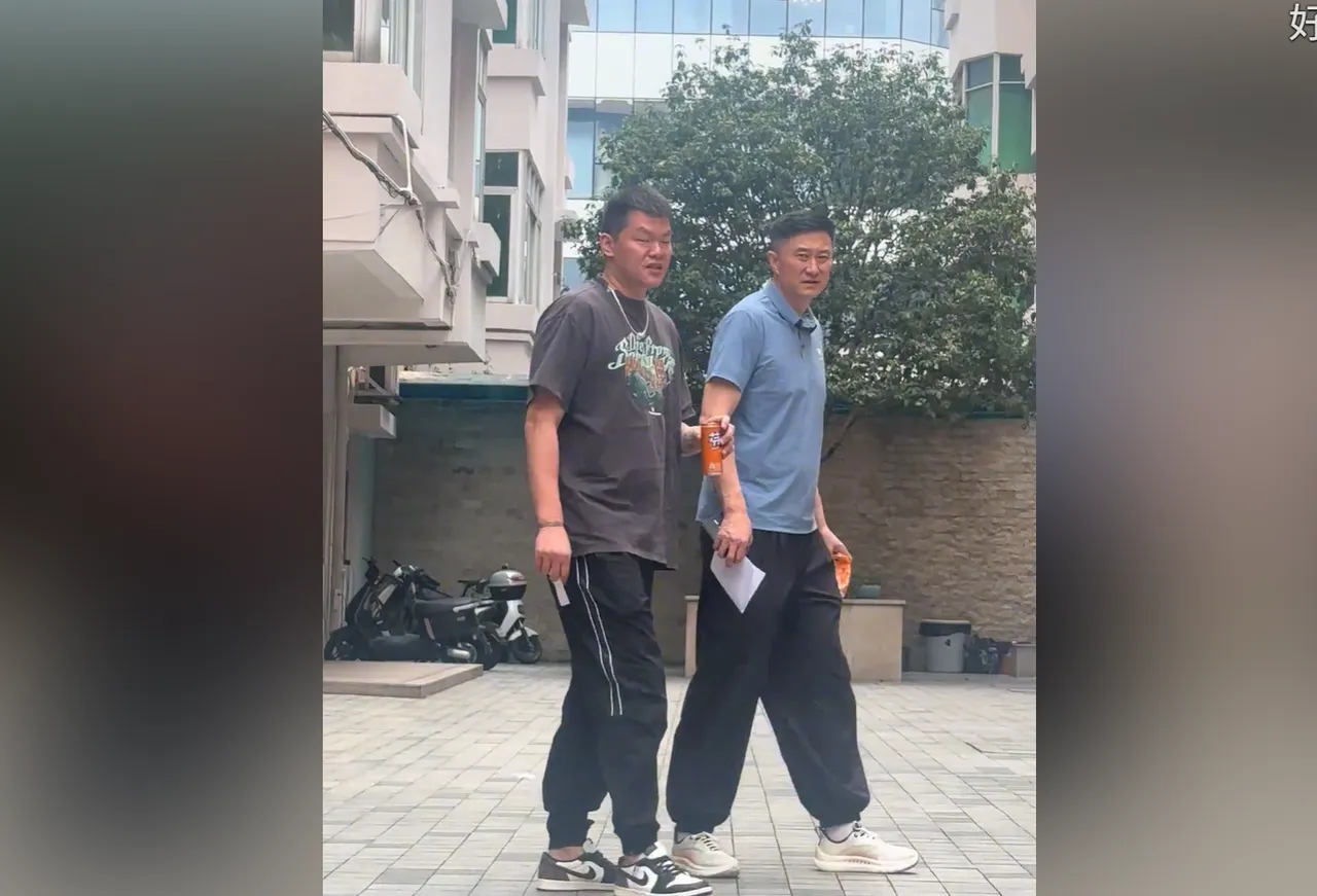 陈海涛知错能改！

据广东男篮体育媒体人透露，今晚广东男篮主场对战浙江广厦的比赛，朱芳雨icon将会应邀前往现场观战！

说实话，这个消息看着简单，背后信息量不小。朱芳雨亲自到场，说明俱乐部对这场比赛是高度重视的。一方面，广厦是广东的老对手、老苦主，近几年碰面广东没占到多少便宜；另一方面，朱芳雨现在