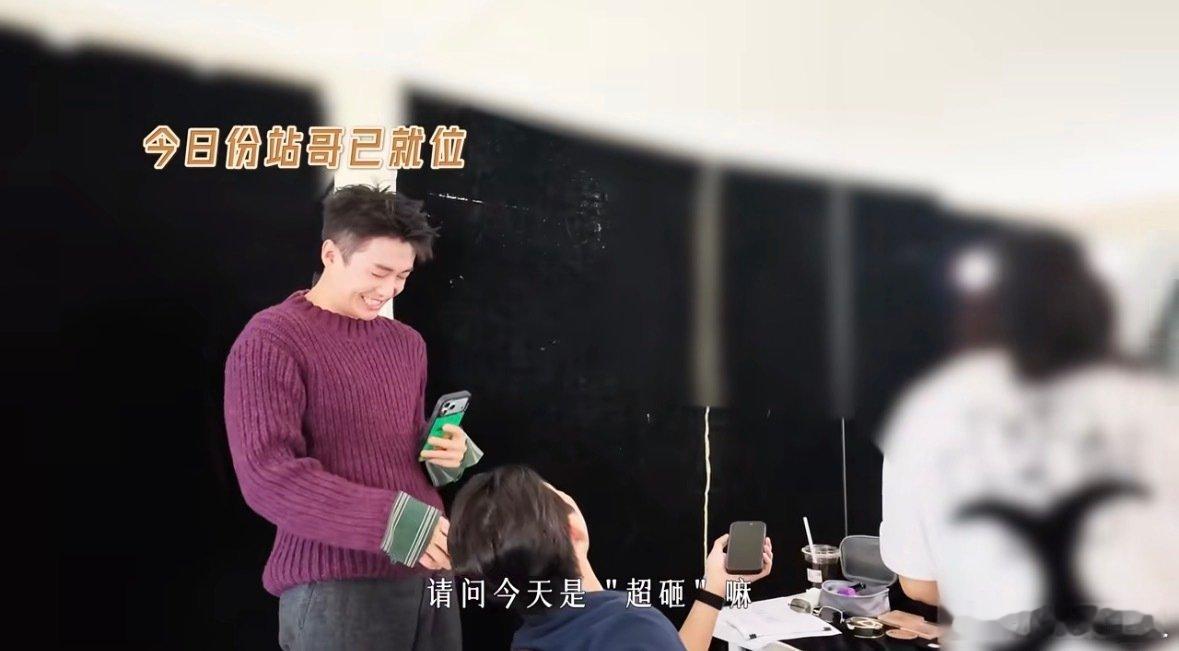 至今不知道宅紫噜手机里有多少偷拍老马的证据 感觉p1是真的被上皮元鸿的思潮帅成痴妹了、、 ​
