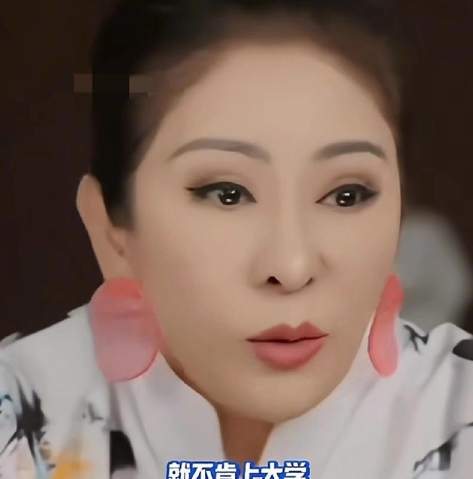 向太：兜底比砸钱更重要
向太说：“袁咏仪跟张智霖娃，他就是不肯上大学，那怎么办，他父母说那你学个技能吧。”
袁咏仪儿子不想上大学，选择了学音乐，最后夫妻俩尊重孩子的选择，让他学音乐。在张智霖的演唱会上，儿子还在旁边弹吉他，因为出众帅气外表被观众热议。
向太觉得，养娃就跟开盲盒一样， ​