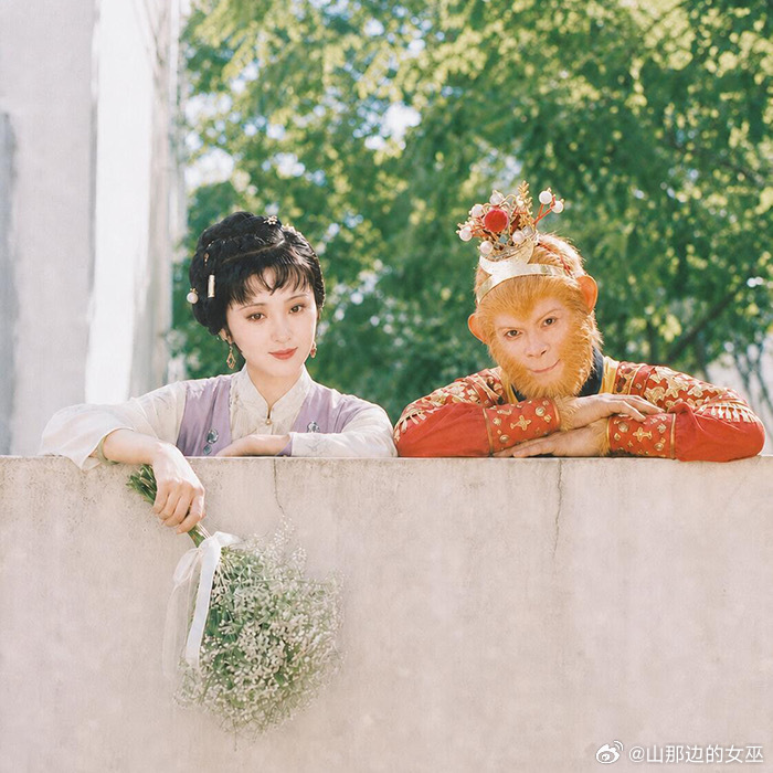 🔅福主家的孩子总是身体不舒服，还有各种小问题，今天又来找我，我寻思着是不是户型家里是不是子孙宫出现了问题🔅先是让福主给我发户型图，户型图倒是看出一些问题，长子位是厨房且户型不平整，属于耗气耗能量的，身体会偏弱🔅孩子晚上睡在西北乾位，但是年龄太小不适合住在乾位，并且孩子的运势入了乾位也是消耗不顺🔅我就觉得这套房子对孩子睡眠，精神状态不好，并且容易有炎症和支气管炎咳嗽等问题🔅到这里，其实我还是有点疑惑的，我觉得这些问题有，但是不至于会带来那么多的健康问题🔅下午福主发给我了家里的实拍视频，问题压根就不在户型上，而是在外部环境上，非常非常奇怪的外部环境和窗户：1，入户门的地方有窗户，这点还可以理解，但是进家之后，客厅全都是窗户，但是这种窗户不是观景户型，反而把周围的所有建筑物都展现出来，给人一种压迫感2，看似窗户很多，但其实光照不好，给人一种想办事但是没办成并且还造成了其他问题的感觉3，现在都追四代住宅和大横厅，其实这种房子问题也是非常多的，家里是需要聚气的地方，不适合搞太多的...