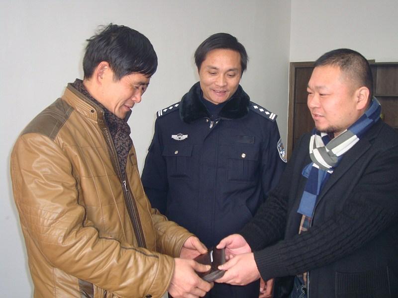 捡到钱包还的人不少，捡了还能想出这么一手的人，真不多见。
事情发生在湖北襄阳。
一位男子在楼下溜达，低头一看，地上躺着一个包。拿起来打开一瞧，好家伙，这失主怕是要急疯了：身份证在里面，银行卡在里面，车钥匙在里面，包里还躺着3万8的现金。随便哪一样丢了都是天大的麻烦，全凑一块儿，简直是灾难现场。
换作