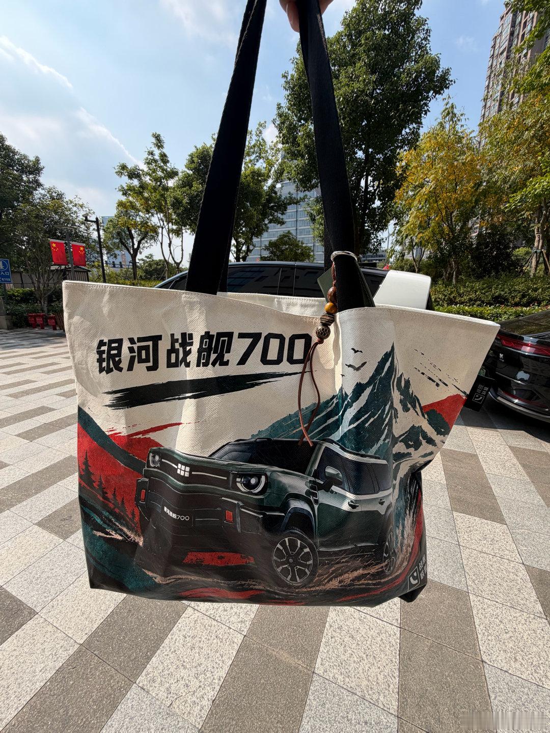 签到处在公司楼下的好处就是，下楼就签到，哈哈哈@july再发呆 
#银河战舰700将于10月10日全球上市#
#谢霆锋同款银河战舰700全球上市#  ​
