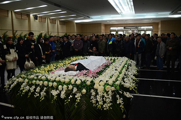 游本昌遗体告别仪式在北京举行，告别厅前排起长队，女儿游思涵和两位孙女低调送别
 
游本昌先生遗体告别仪式在北京举办，告别厅外面排起长长的队伍，不少民众自发前来送别，女儿游思涵带着两位孙女，安静守在现场。
 
赶来吊唁的人里，有年纪偏大的中年人，也有年轻的观众，大家都是因为济公这个角色认识他。很多人手