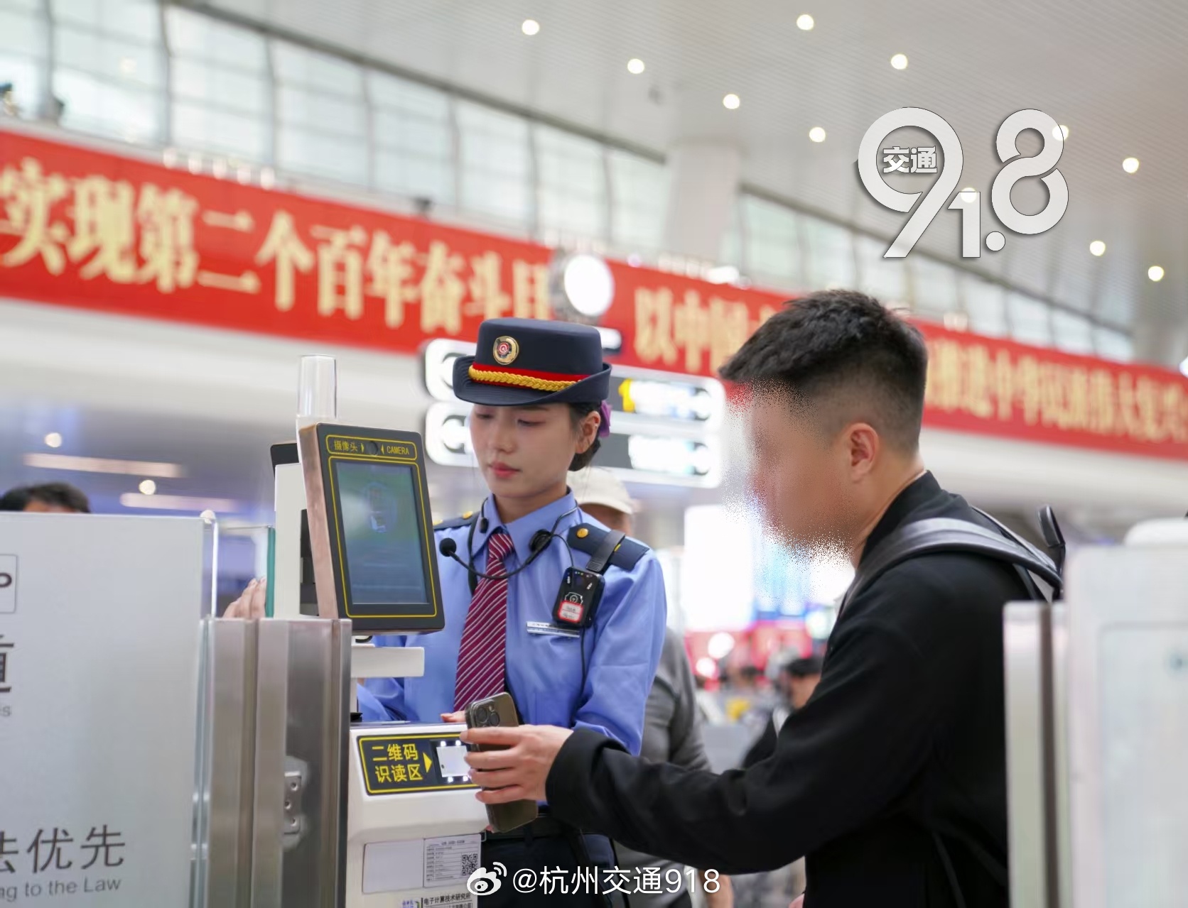 【#骨折老人坐高铁来杭全程被温柔守护#  】 记者了解到，这名推轮椅的工作人员是铁路杭州站杭州东站“之江心驿”服务班客运员冯诗燕。

杭州东站“之江心驿”服务班日常就是为老人、病人、残障人士等特殊重点旅客提供轮椅、担架和专人帮扶，冯诗燕那天做的事，在她的工作日常里属于“常态化服务”。但 ​