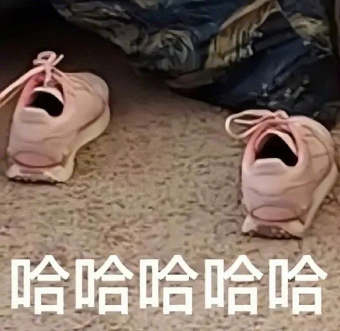 哈哈哈哈哈哈，现在的ai是要成精啊！

快餐辞

唧唧复唧唧，麦氏点汉堡。
不闻烹烤声，惟闻客呼号。

问客何所思，问客何所忆。
客亦无所思，客亦无所忆。
昨夜刷外卖，餐单多告示；
快餐多品类，饥腹待吃食。
麦氏点汉堡，肯氏点鸡翅；
雪王买奶茶，三餐可暂支。

东店取纸袋，西店拾餐纸，
南柜拿吸 ​