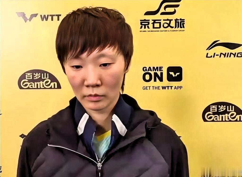 王曼昱在采访镜头前露面那一刻，我妈盯着屏幕叹了口气：“这姑娘把自己逼得太狠了”
老太太压根不懂球，就扫了眼王曼昱那张满是倦容的脸，还有眼底遮不住的青黑，便断定这孩子平时训练肯定在往死里练
想想也是，别人赢了球恨不得满世界张扬，王曼昱每次站在聚光灯下，永远是那副安安静静、甚至有点紧绷的模样
拿了那么多