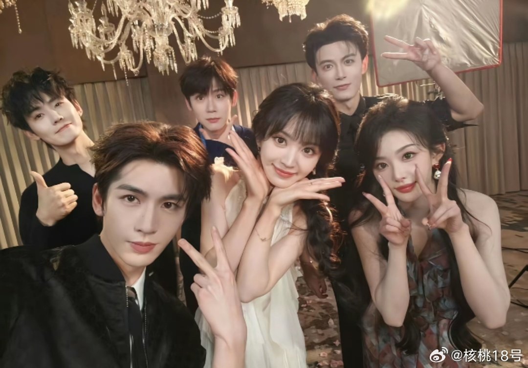 #张凌赫[超话]##张凌赫翻牌粉丝互动##张凌赫何蓝逗拍戏氛围# ​