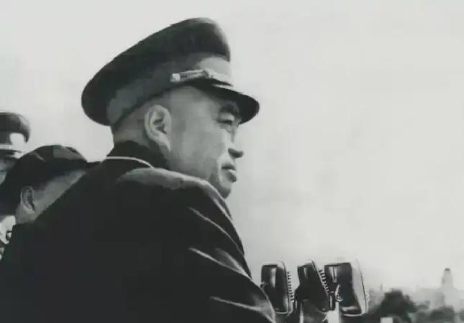 1943年，战后联欢，朱老总见彭德怀一直坐着，笑着拉他起身：“老彭，来跳个舞放松放松！”彭德怀眉头一皱，沉声道：“我不跳！要是让我管军事，第一刀就砍掉文工团！搞这些花里胡哨的，不如多给前线送点弹药粮食！”

周围的人都听见了，有几个年轻文工团员脸涨得通红，低头不敢说话。朱德摇摇头，拍拍彭德怀的肩膀，