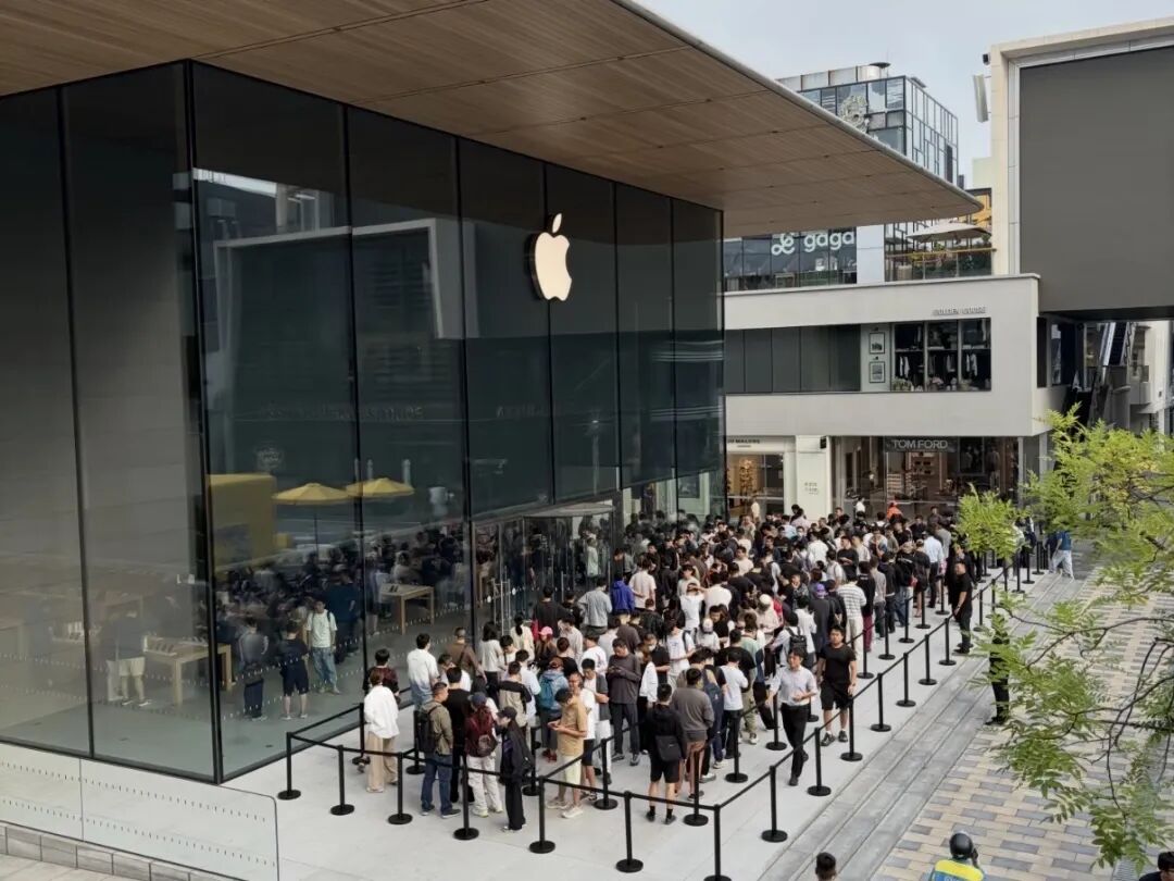 果粉们，今年的iPhone行情真变天了！

今天iPhone 18 Pro系列首发开售，本以为三里屯又会是黄牛大赚的一天，结果现场行情让人大跌眼镜。往年那种一台顶配加价一两千的盛况没影了，今年常规配色黄牛收货溢价才100元，新推的勃艮第酒红色相对抢手些，收货价也只比官价高300元左右。最贵的1TB版