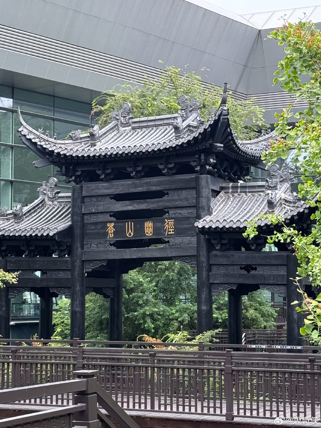 天府机场里居然有个“庭院”，也太神奇了～现代古典建筑风格一结合，一下想到：哎呀 这个家伙想成仙呐😅 ​