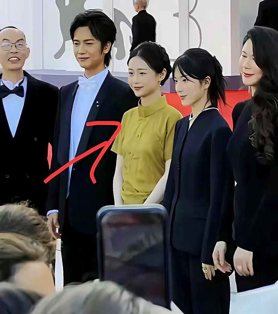 威尼斯红毯上，别的女星恨不得把几套房穿在身上，她却套了件姜黄色中式短衫就上去了。

没借高定礼服，没戴千万珠宝。王晓慧顶着个素净盘发，连妆都淡得快看不出，就这么在国际镜头的长枪短炮前溜达了一圈。

靠着演“淑柔”刚爆红，换别人早砸钱搞艳压通稿了。可这位前插画师倒好，面对泼天的流量连眼皮都没眨，硬生生