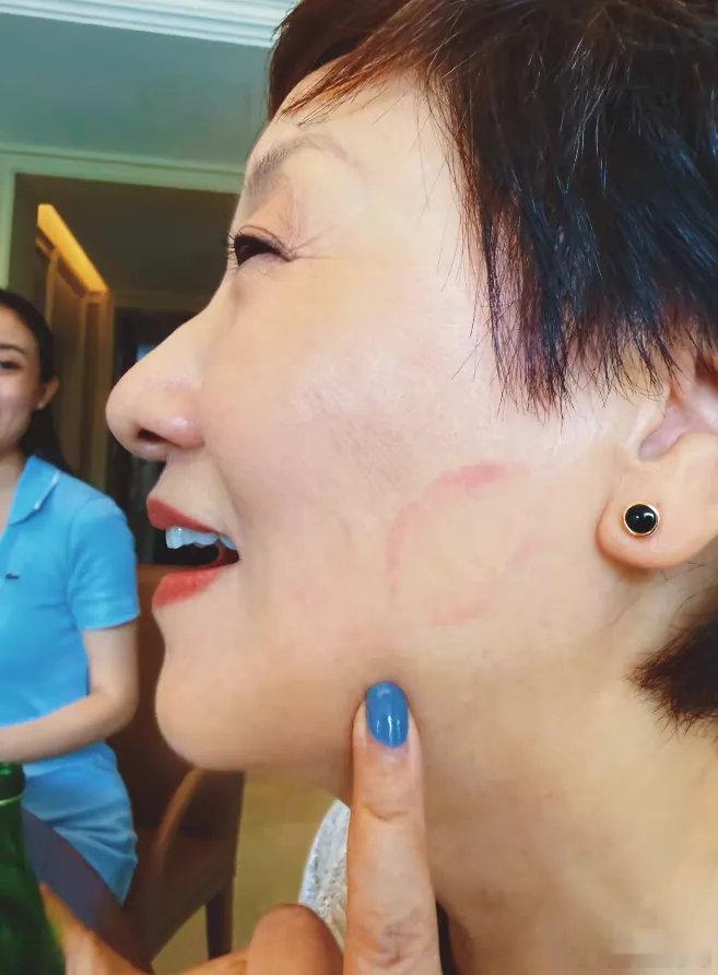 张国立邓婕邀请朋友来北京家里做客！69岁的邓婕做了蓝色美甲，化着红唇美妆，打扮时髦，本人看着比实际年龄要年轻很多。相比邓婕，只比她大2岁的张国立头发胡子都白了大半，不注重保养打扮的他显得要苍老一些。 ​