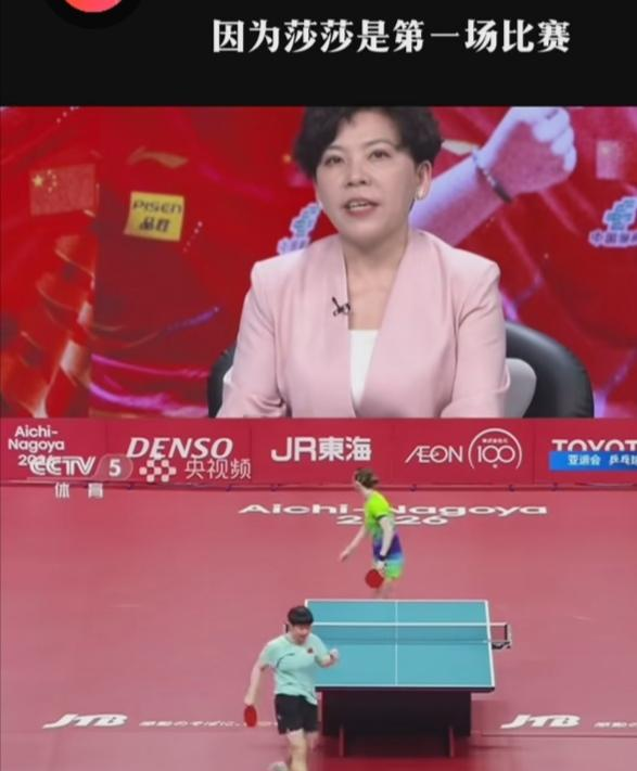 三位大佬同时给一个人“封神”，这排面在国乒历史上也不多见！
先快速复盘一下事件：2026年名古屋亚运会女团决赛，中国队3比0横扫日本队拿下六连冠。孙颖莎打头阵，3比1战胜早田希娜，完成对她的20连胜。
但真正让我觉得有意思的，不是比分本身，而是赛后三个人的评价角度完全不同，却指向同一个人。
邓亚萍看