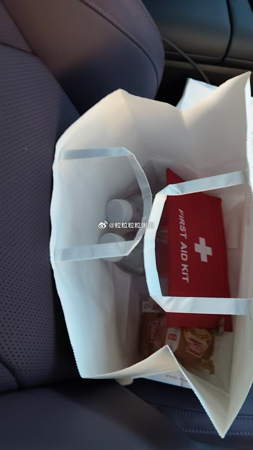 雷总，您好！
我要点名表扬一下成都机场路小米汽车售后服务中心的李新彪，前两天预约门店做了一个无忧包喷漆服务，取送车很便捷.售后人员李新彪服务的也非常贴心！师傅也非常专业，检查的非常细致！每一项费用讲的清楚明白！没有隐形消费！而且维修效率也非常高！！！不耽误我用车！！！真心感受到品牌 ​