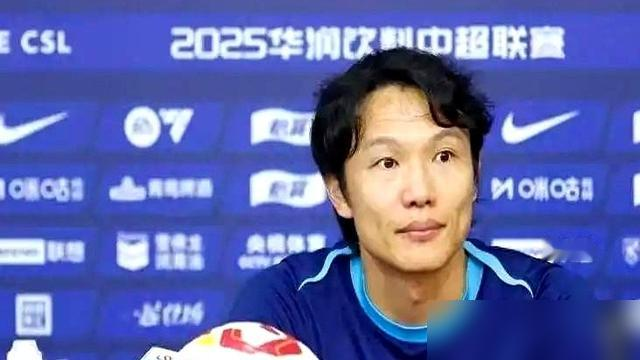 第三次了，又把他从办公室拽出来顶雷。
武汉三镇这操作，真把邓卓翔当人形创可贴了。前两任外教，一个10场丢21个球，一个领先就龟缩被绝杀，全给折腾下课了。赛季初不让他碰战术板，夏窗也不给实权，现在眼瞅着要降级，扭头就让他签字画押带队保级。
赢了，是外教底子好。输了，锅全是他这个临时工的。
平时连