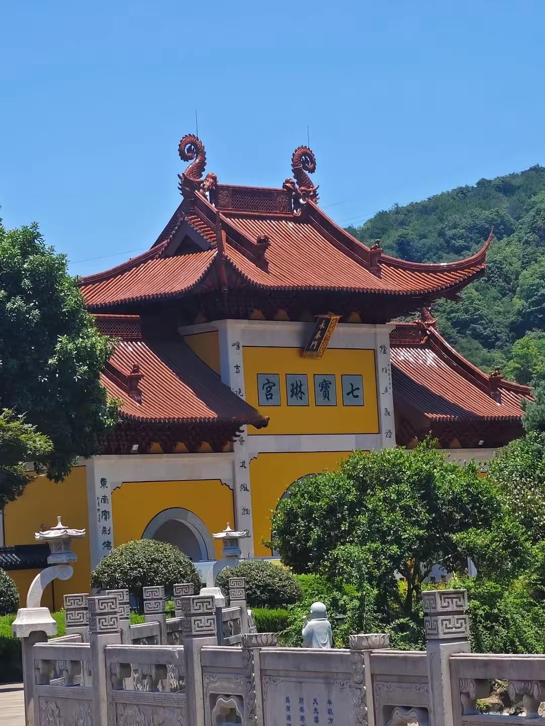 婚外情真正偷走的，不是你的人，是你的运

我做命理咨询二十五年，看过上万张盘。有一个发现，很多人不爱听：婚姻出问题，命盘上第一个报警的，往往不是夫妻宫。夫妻宫是最后才塌的。最先裂开的，是另外三个地方。这三个地方一裂，外面的人不用多好，一句“我懂你”就能进来。进来之后，你的运气就像被人从背后抽走了一块