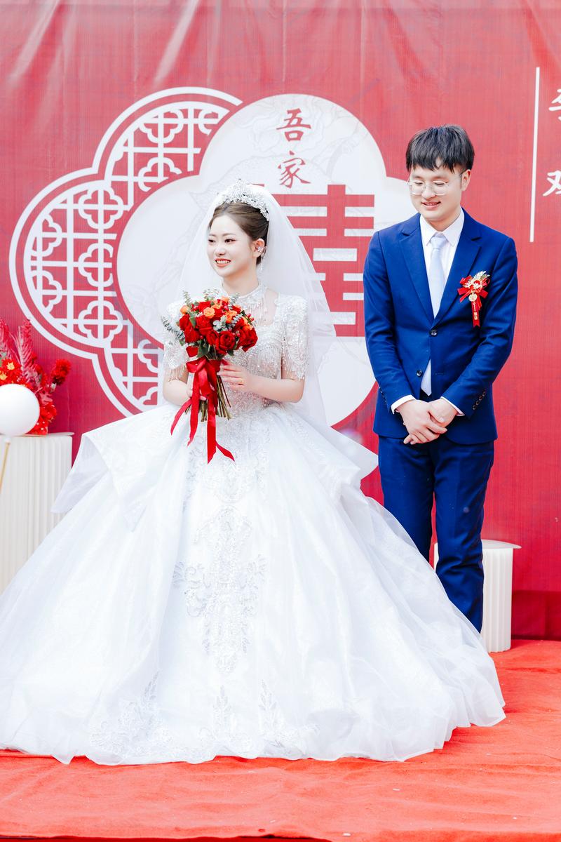 成都800元“寒酸婚礼”炸翻全网：越朴素的婚事，越藏顶级家风
 
最近成都一场婚礼彻底打破大众对婚嫁的固有认知。市面上动辄十几万、几十万的婚礼比比皆是，这场婚事全程只花了800块。没有星级酒店摆席，没有婚庆舞台布置，没有豪车接亲队伍。新郎是一名普通外卖员，靠着风雨奔波赚钱养家。新人简单置办新衣、贴点